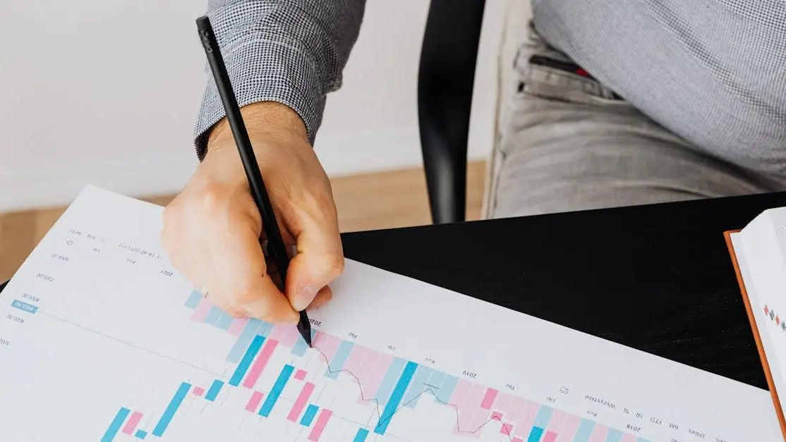 Person analyzing dyno graph with pen, demonstrating how to read dyno graphs data